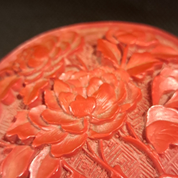 Chinese Cinnabar Red Lacquer Carved flowers Round Trinket Box. - Picture 6 of 9